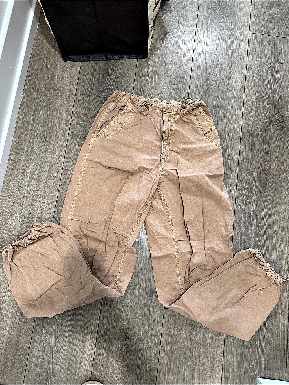 American Eagle AE Low-Rise Baggy Cargo Parachute Pant Brown